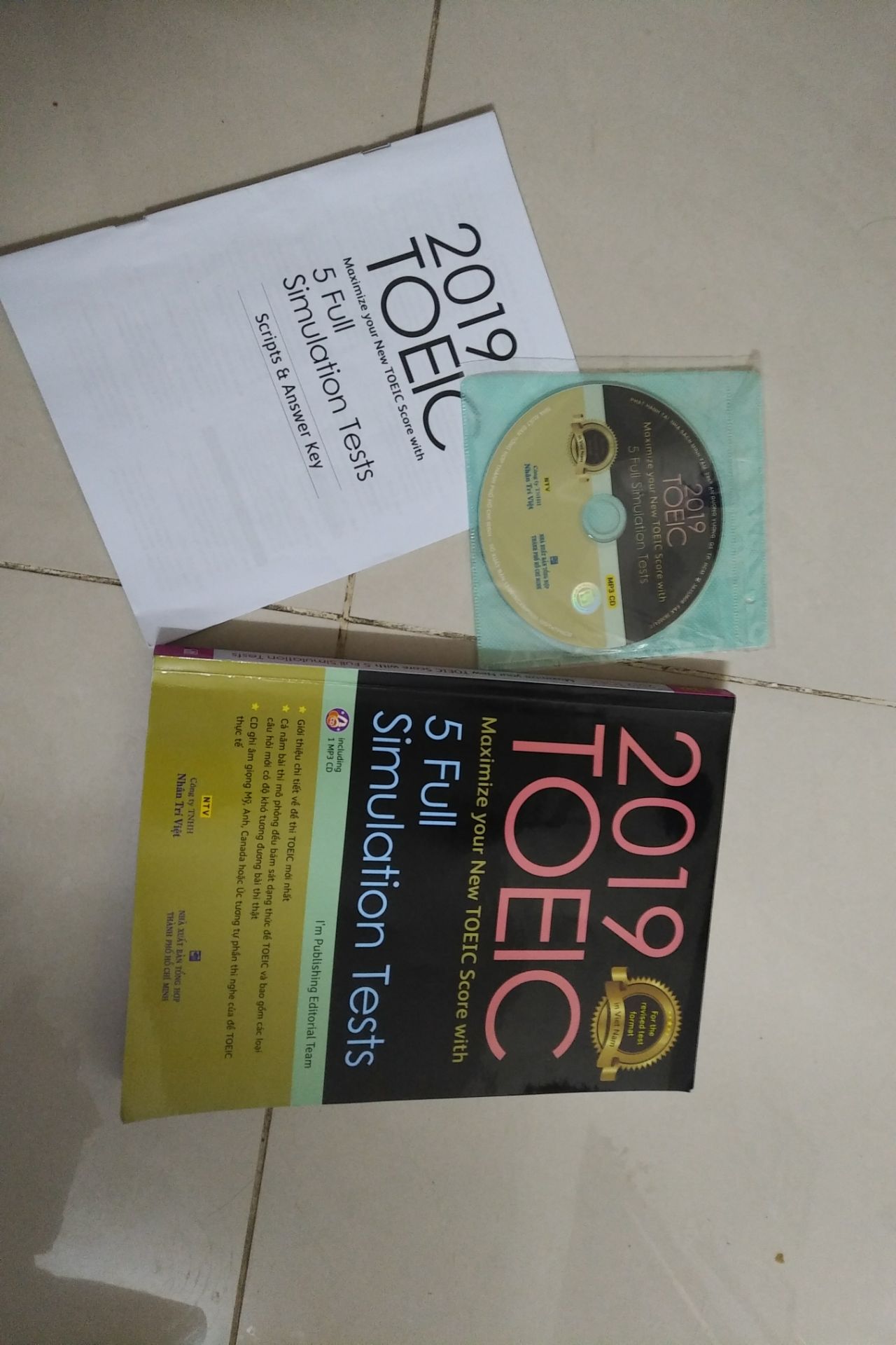 thấy các bạn khác nhận xét xấu về sản phẩm nhưng riêng mình thấy khác
sản phẩm rất tuyệt vời có kèm theo đĩa và sách còn mới
rất mong các bạn ủng hộ shop và có đc sản phẩm tốt như mình
đặc biệt các bạn sinh viên đang ôn thi toeic nên mua cuốn sách này nhưng lưu ý nội dung bài rất khó so với sách khác
