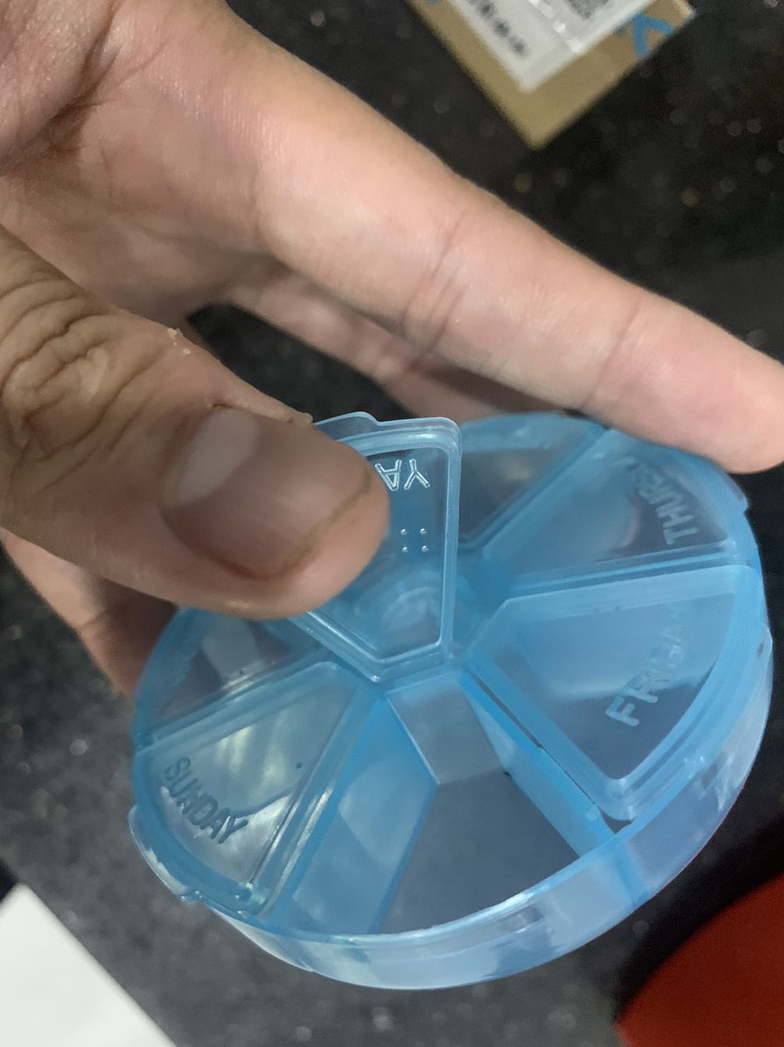 Mỏng teng, khớp siêu mỏng. Cực kì tệ. Bà con cô bác anh chị em tuyệt đối ko nên mua.