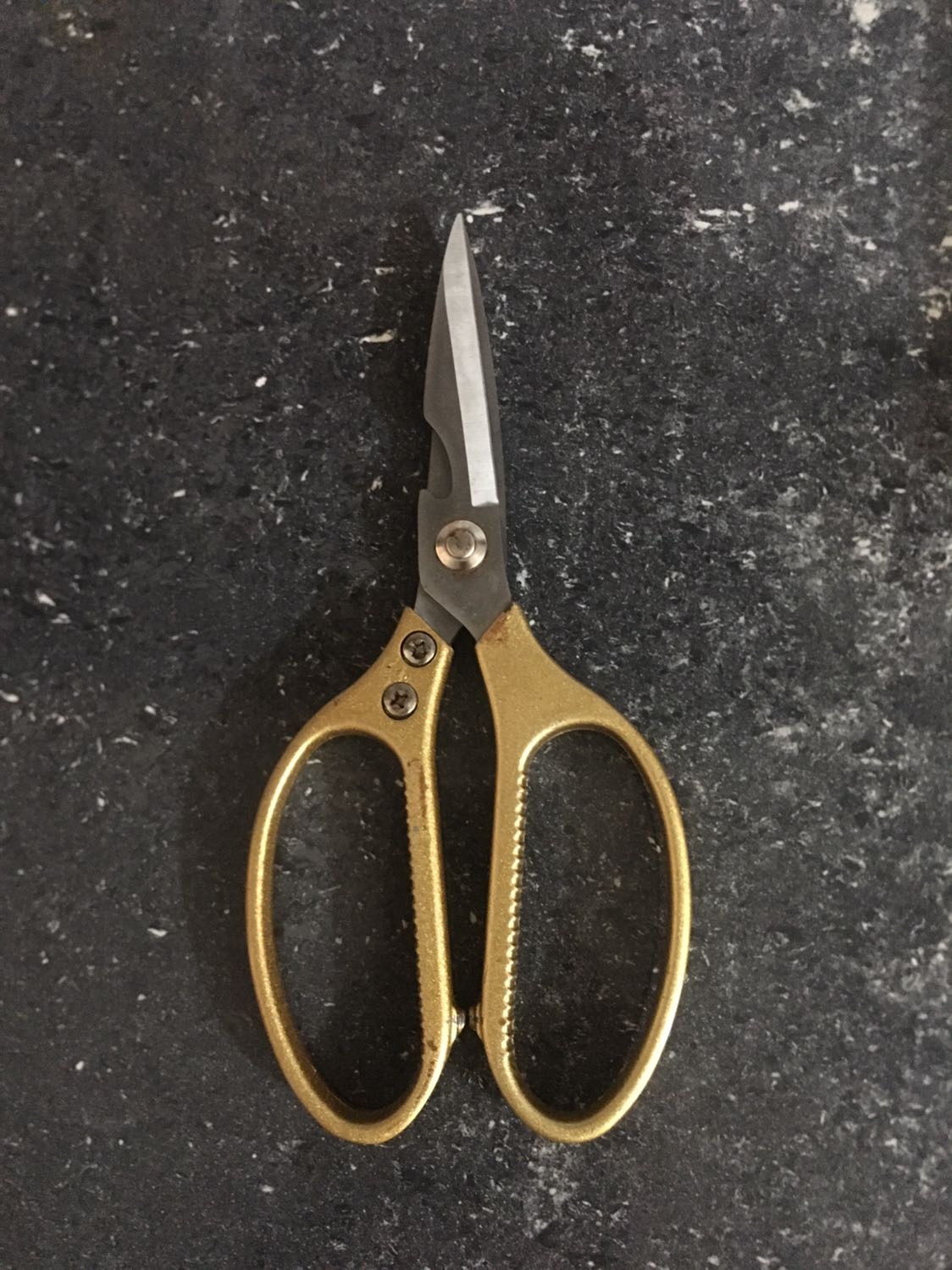 Rất tốt , căt cây cành to được, cắt thịt cá vẫn ok