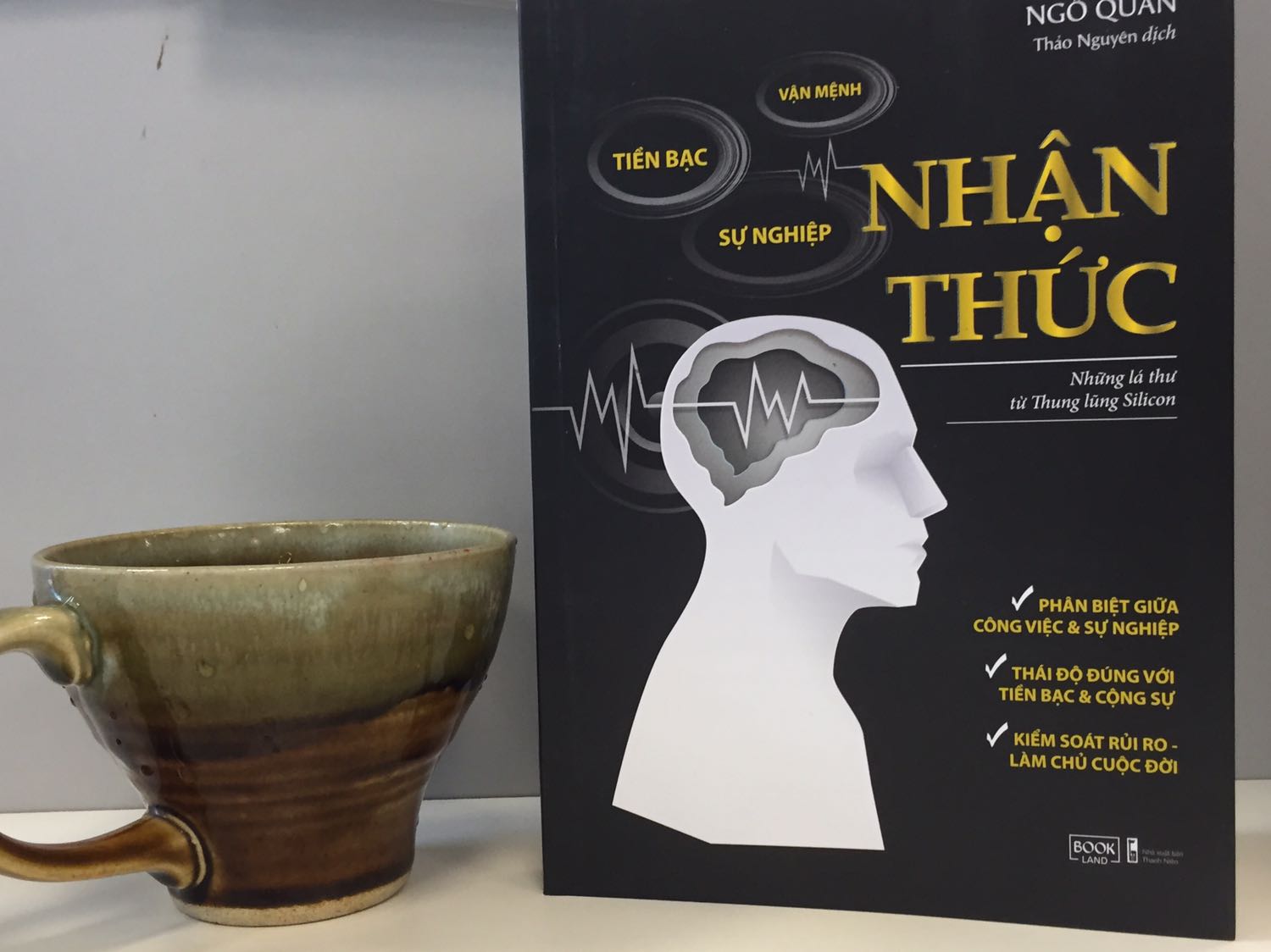 Sách hay, tác giả phân tích các khía cạnh, phong trào trong cuộc sống. Có cách nhìn so sánh nhiều thế hệ. 
Nội dung hay và được truyền cảm hứng từ những gì tác giả trải nghiệm để giúp người đọc hình dung tưởng tượng cuộc sống đa chiều.
Lời văn dễ hiểu, cách phân tích và quan điểm kết hợp Phương Đông và Phương Tây!
Sách rất giá trị:)