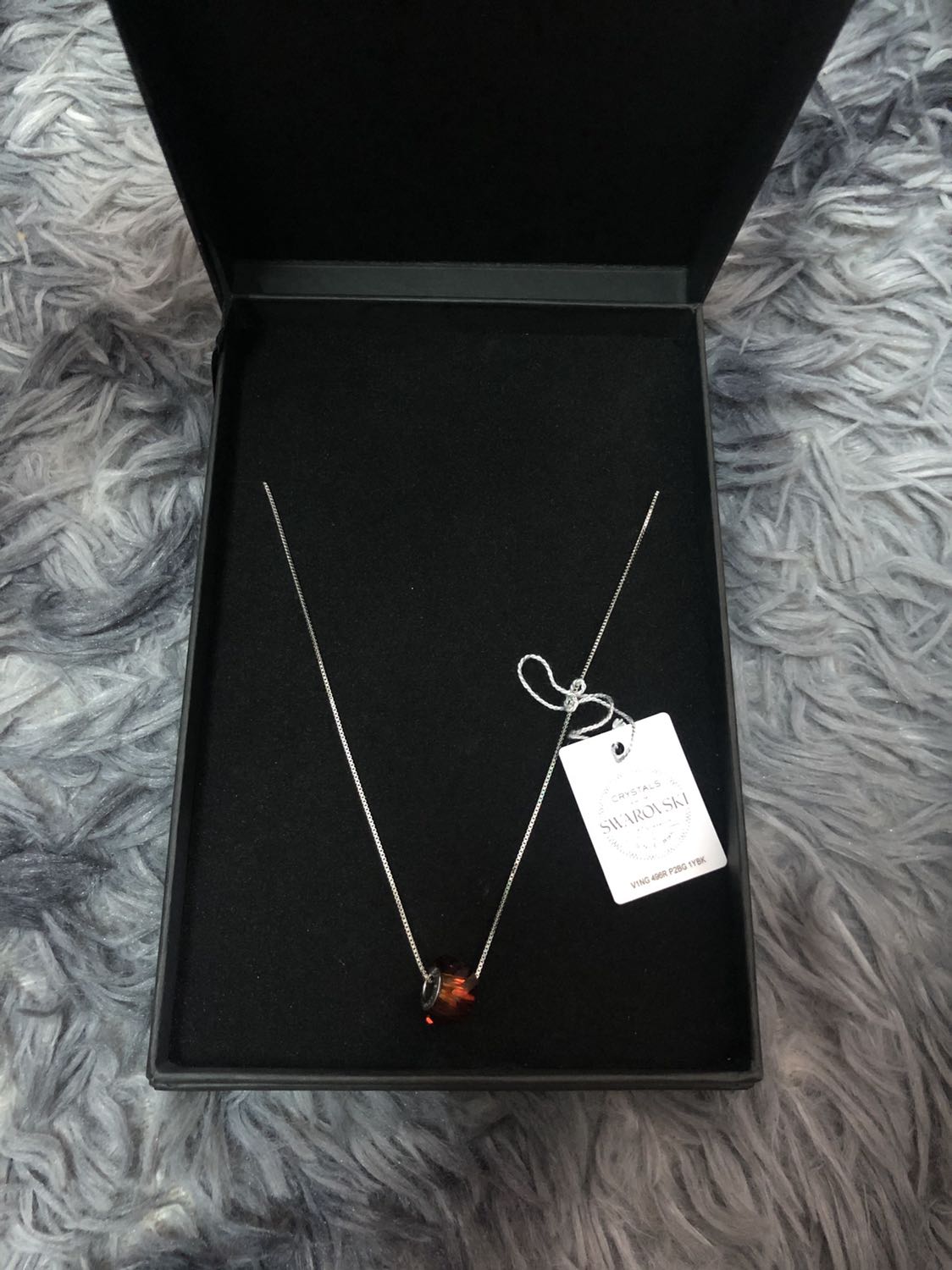 Giao hàng nhanh, nhận hàng mình khá bất ngờ vì shop đóng gói rất cẩn thận, mua 1 vòng lại được tặng thêm 1 vòng nhỏ, hình sao vòng nhận được y như vậy, mình khá ưng í nha ?