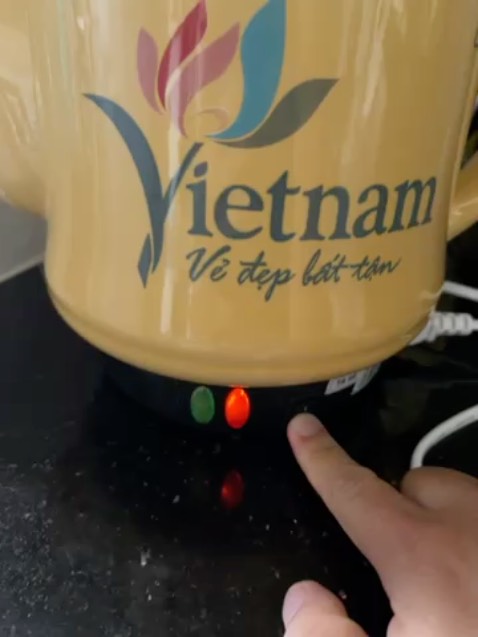 Cái đèn xanh k có tác dụng j. Sôi nước đến khi cạn thì khét 😅😅😅