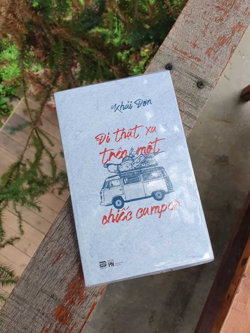 Đầu tiên, cuốn này mình nghĩ ko phải là du ký mặc dù dc viết trên đường đi. Sách thiên về tản văn như thế mạnh của tác giả trước nay.

Mình khá thích phần "Đồng hành", về việc chúng ta theo đuổi và từ bỏ ước mơ để lập thân, cách yêu thương bản thân của 1 người trưởng thành bước sang tuổi 30 hay góc nhìn về mối quan hệ giữa con người với tự nhiên và môi trường. 

Cuốn này tác giả chịu nhìu ảnh hưởng của văn học phương tây.