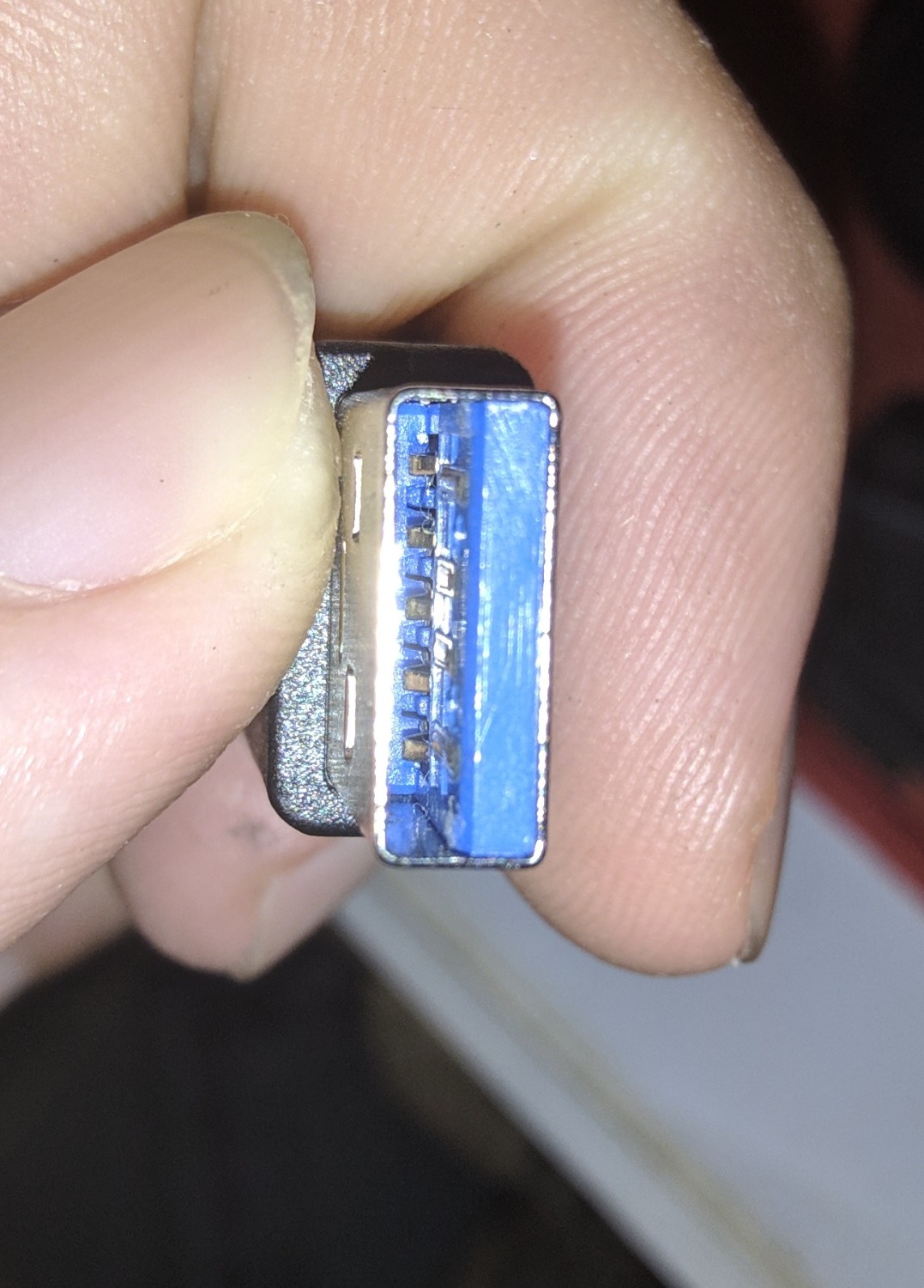 hub dùng rất tốt, đầu usb male có thêm 5 điểm tiếp xúc đúng chuẩn usb 3.0, dây cáp rất chắc chắn và dầy vì chuẩn usb 3.0 có thêm 4 dây nữa. Mình đã *** thử sản phẩm rồi, chạy tốt.
Sau khi *** xong mình cũng không ngại mổ bụng em nó (mình chấp nhận việc mất bảo hành vì giá em nó cũng không bao nhiêu =))) Bên trong là bản mạch PCB chất liệu tốt, gia công tốt, linh kiện dán nhìn khá xịn xò (không như những hub rẻ tiền sẽ chỉ có ít linh kiện). Bên trong dây cáp đều có bọc mass chống nhiễu khá tốt.
Điểm trừ duy nhất có lẽ là ở cái vỏ nhựa, mình tháo ra khá nhẹ tay nhưng vẫn bị gãy chốt (cảnh báo cho mấy bác có tính táy máy không làm theo nha hehe), nhưng không sao, đã mổ bụng thì phải chấp nhận thôi.
Tóm lại sản phẩm về mặt kĩ thuật dùng RẤT TỐT mà giá thì mình thấy RẤT MỀM.