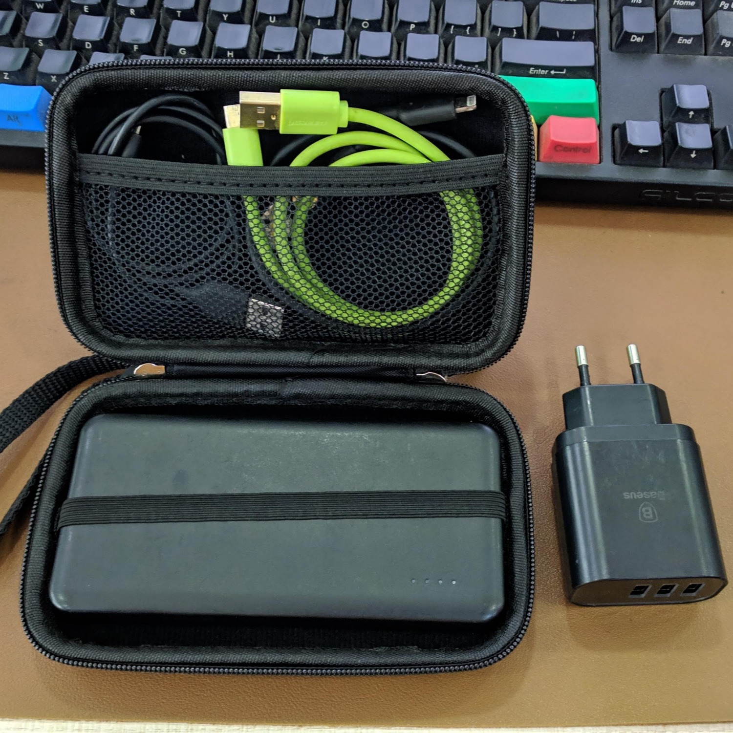 Sau khi đọc review của 1 bạn bên dưới về hộp PHD và hộp PHL này thì mình quyết định mua mẫu PHL do mình cần tính năng chống nước & chống ẩm cho phụ kiện. Vừa nhận hàng sáng nay thì có một số nhận xét sau:
Ưu điểm:
- Túi rất đẹp, vỏ dày và chắc chắn, dây kéo cũng to và kéo mượt.
- Có dây móc để cầm hoặc treo.
- Bên trong có lưới và thun ràng giúp tránh đồ đạc bị lộn xộn.
Nhược điểm:
- Vỏ làm bằng chất liệu PU, tuy chống thấm chống buội nhưng lo ngại sau thời gian sử dụng sẽ bị bong tróc.
- Kích thước mô tả trên sản phẩm là kích thước vỏ ngoài, vốn khá dày và có form bo tròn góc, nên sức chứa thực tế không đạt 15x10x3.5cm. Trong hình mình chụp chỉ đựng vừa pin anker powercore ii bản slim (dài 13.7cm).
Kết luận: Đây vẫn là sản phẩm tốt trong tầm giá cho nhu cầu đựng ổ cứng di động hoặc phụ kiện như pin dự phòng, cáp sạc,... giúp quản lý phụ kiện gọn gàng hơn, bảo quản tốt hơn. Tuy nhiên hy vọng hãng ORICO sẽ có những mẫu hộp lớn hơn một chút để chứa được nhiều hơn. Như trong hình là mình không thể nhét thêm củ sạc vào vì đã hết chỗ. Sau khi đọc review của 1 bạn bên dưới về hộp PHD và hộp PHL này thì mình quyết định mua mẫu PHL do mình cần tính năng chống nước & chống ẩm cho phụ kiện. Vừa nhận hàng sáng nay thì có một số nhận xét sau:
Ưu điểm:
- Túi rất đẹp, vỏ dày và chắc chắn, dây kéo cũng to và kéo mượt.
- Có dây móc để cầm hoặc treo.
- Bên trong có lưới và thun ràng giúp tránh đồ đạc bị lộn xộn.
Nhược điểm:
- Vỏ làm bằng chất liệu PU, tuy chống thấm chống buội nhưng lo ngại sau thời gian sử dụng sẽ bị bong tróc.
- Kích thước mô tả trên sản phẩm là kích thước vỏ ngoài, vốn khá dày và có form bo tròn góc, nên sức chứa thực tế không đạt 15x10x3.5cm. Trong hình mình chụp chỉ đựng vừa pin anker powercore ii bản slim (dài 13.7cm).
Kết luận: Đây vẫn là sản phẩm tốt trong tầm giá cho nhu cầu đựng ổ cứng di động hoặc phụ kiện như pin dự phòng, cáp sạc,... giúp quản lý phụ kiện gọn gàng hơn, bảo quản tốt hơn. Tuy nhiên hy vọng hãng ORICO sẽ có những mẫu hộp lớn hơn một chút để chứa được nhiều hơn. Như trong hình là mình không thể nhét thêm củ sạc vào vì đã hết chỗ.