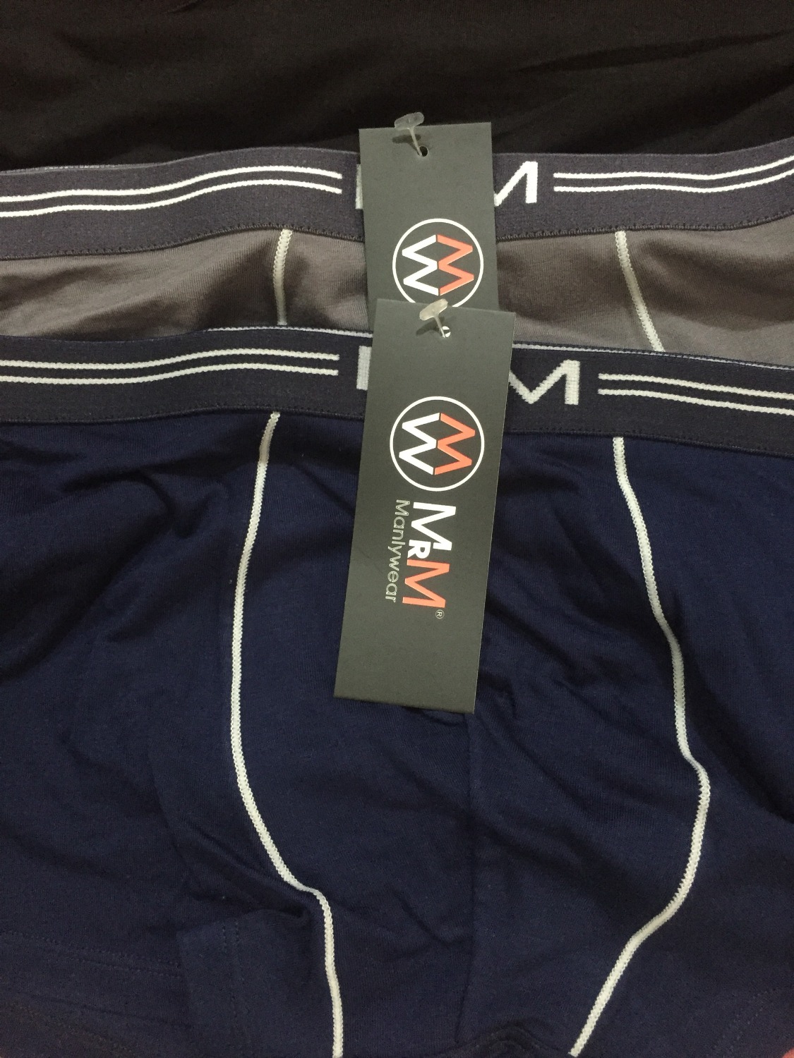 Hàng chính hãng, logo tem mác thương hiệu đầy đủ, rất chuyên nghiệp, đóng gói cũng rất cẩn thận từ shop.
quần mới, mở ra còn nguyên bụi, mùi vải. chất quần mềm mỏng mát, mặc rất thoải mái dễ chịu. mặc cả ngày không bị hăm bên dưới.
Giao hàng hơi trễ 1 tý, đặt lúc 3h chiều, dùng gói tikinow 2h mà tận 5h30 mới nhận được sản phảm, bị trễ mất nửa giờ, lúc đó tan giờ làm, shipper báo tắc đường nên thông cảm,may vẫn còn kịp nhận hàng.