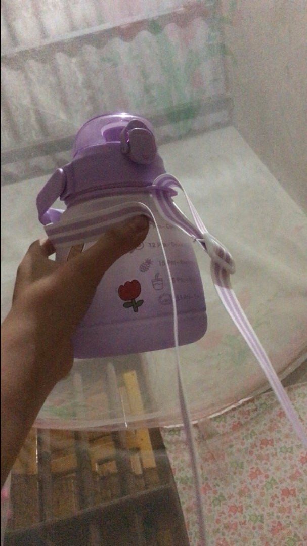 Bình dùng rất thích, chất nhựa đẹp, nhìn khôn hàng, bình có dây chắc chắn tiện dụng lắm. Nói chung đáng đồng tiền bát gạo