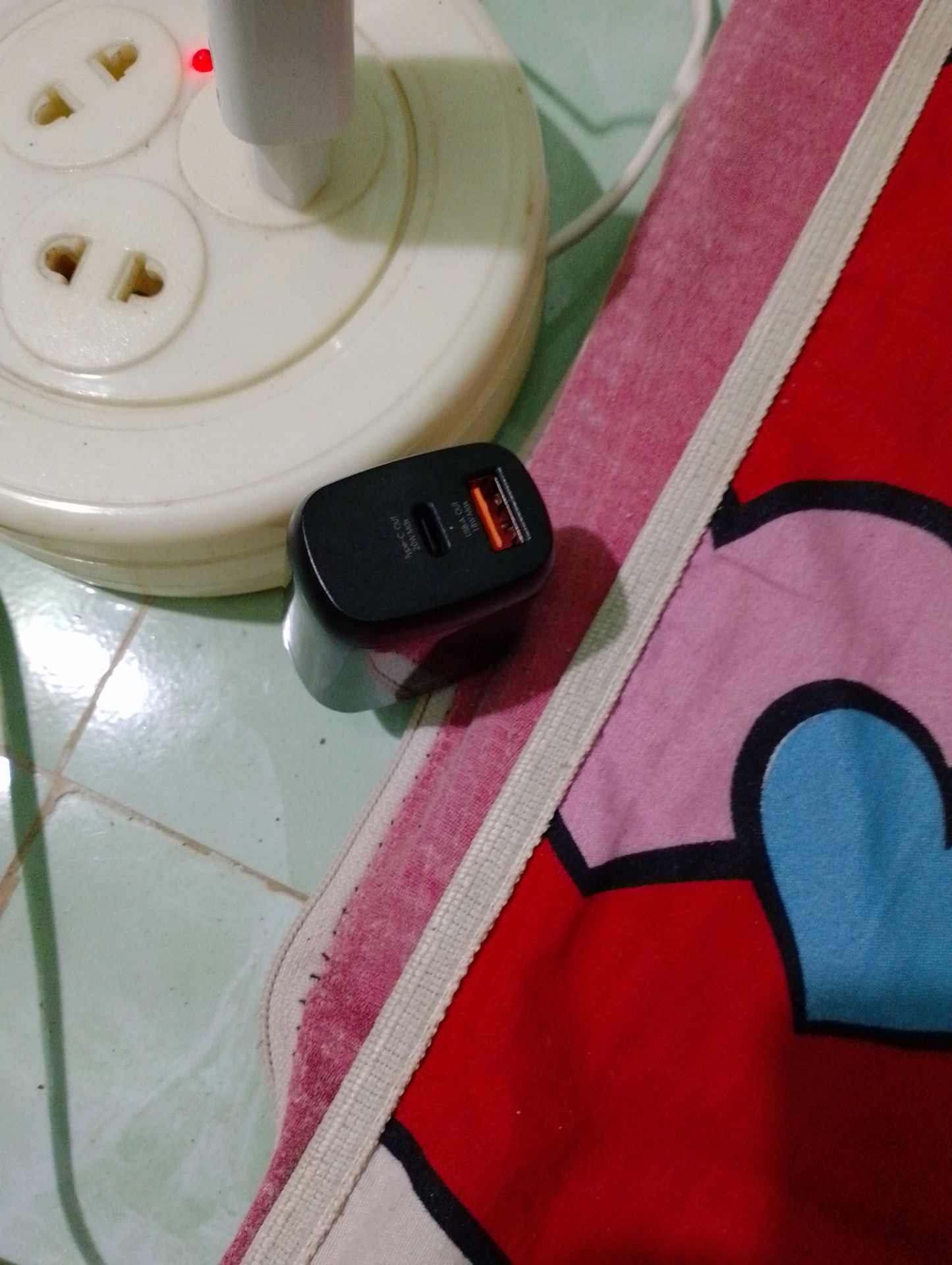 có cap sạc đâu mà sạc trên hình thì có cap sạc mà có cap sạc đâu mà sạc trên hình thì có cap sạc mà