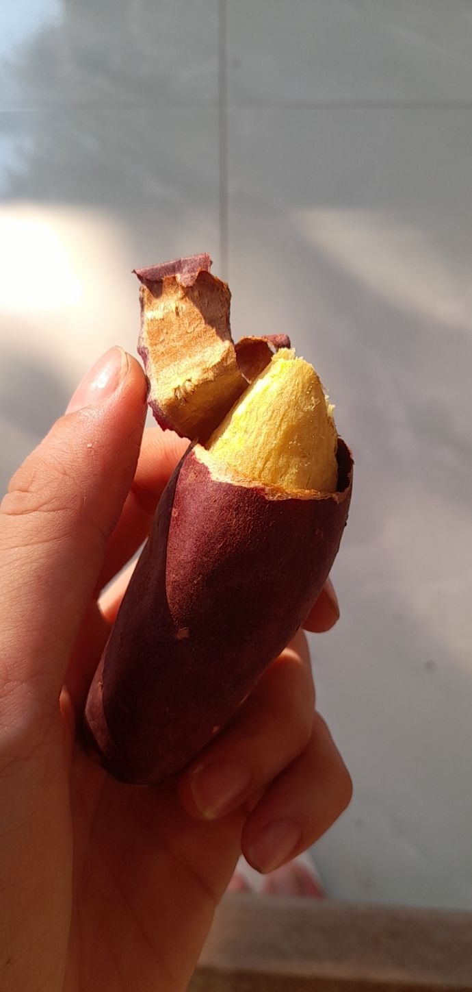 Giao hàng của tiki trading rất nhanh nhẹn, gói cẩn thận, hàng ko bị hỏng hóc trong vận chuyển, sản phẩm đã *** rất ổn, nồi to, cảm ứng dễ sử dụng.  nướng thử khoai lang ăn rất ngon. hehe. :) bảo hàng không biết đăng ký online, vô trang thêm sản phẩm rồi không biết có đúng không. có cái khóa ấn hơi cứng, nắp đậy khóa chỗ nhấn nút nó lỏng lẻo sao á, xài thời gian chắc nó rớt ra luôn quá.