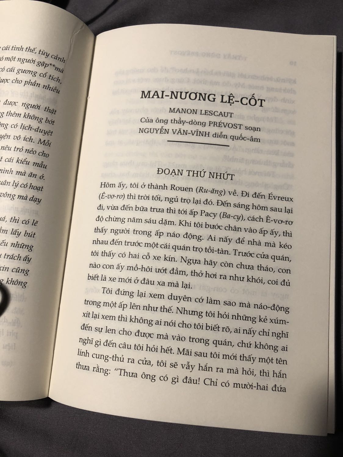 Truyện đọc khá bực mình do phiên âm tên địa danh, tên người, nối gạch ngang, dù dịch giả dịch theo kiểu miền nam xưa chắc cho hợp thế kỷ 18, nhưng đọc thấy câu chữ cụt lủn, không biết do dịch giả hay do truyện như vậy
