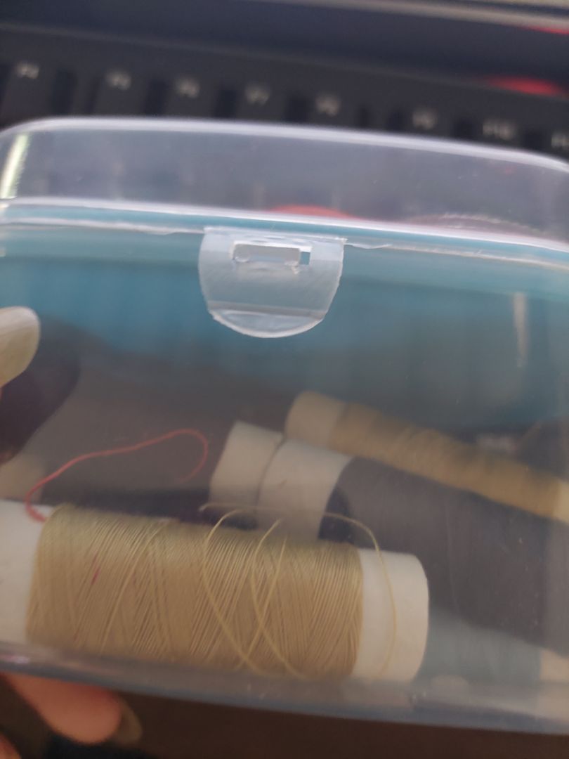 shop k đáng tin cậy, hộp chỉ có 8 cuộn chỉ 5 màu, 20 kim, 1 kéo k sử dụng được