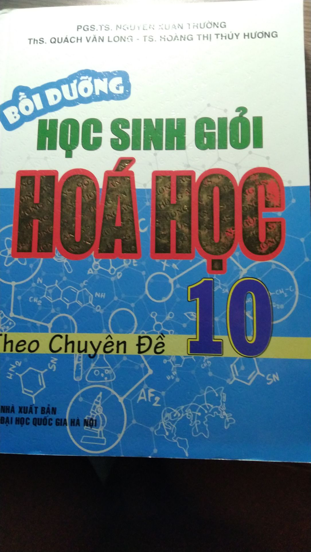 - Về sách: Sách viết khá tốt, đầy đủ nhưng lại bị một chút lỗi là có vài chỗ viết sai. Ví dụ như phần mục lục : phản ứng oxi hoá mà ghi lộn thành oxi hố. Do bị sai ngay chỗ mục lục và không có cái để đánh dấu đọc tới đâu. Riêng mình còn trừ thêm một điểm cá nhân là không biết do mình hay do sách mà cầm lên cứ cảm giác cuốn sách nó "mong manh dễ vỡ" thế nào ấy :v
- Về phần đóng gói : Gói đẹp, sách không bị sơ xác hay cong trong quá trình vận chuyển.