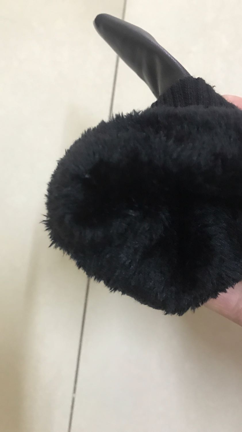 Găng tay da rất mềm. Độ co giãn cao, mặt bên trong có lớp lót lông đeo cảm giác êm tay và mềm mại. Hàng như mô tả cảm ứng điện thoại rất tốt. Đeo đi xe máy thì tiện lợi. Không sợ trời mưa. Đi mưa về lau cái là ok rồi. Sản phất tốt, ủng hộ shop 5 sao.