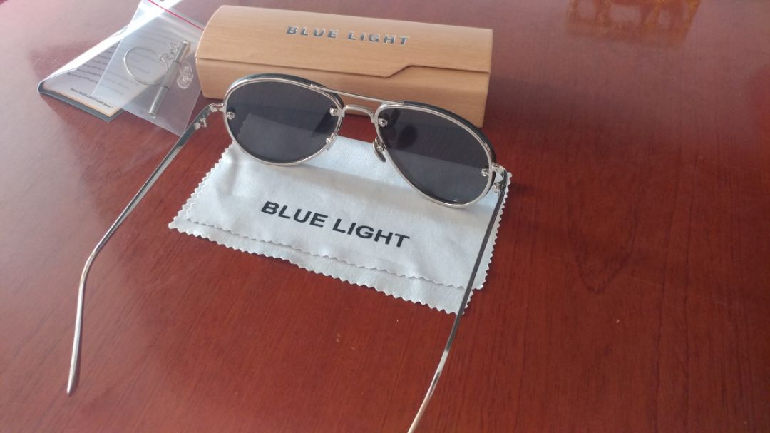 Tuy là kính giá rẻ nhưng chất lượng tốt, hình thức bao bì đẹp và chỉnh chu. Tiki giao hàng nhanh hơn dự kiến, bạn shipper rất nhiệt tình.