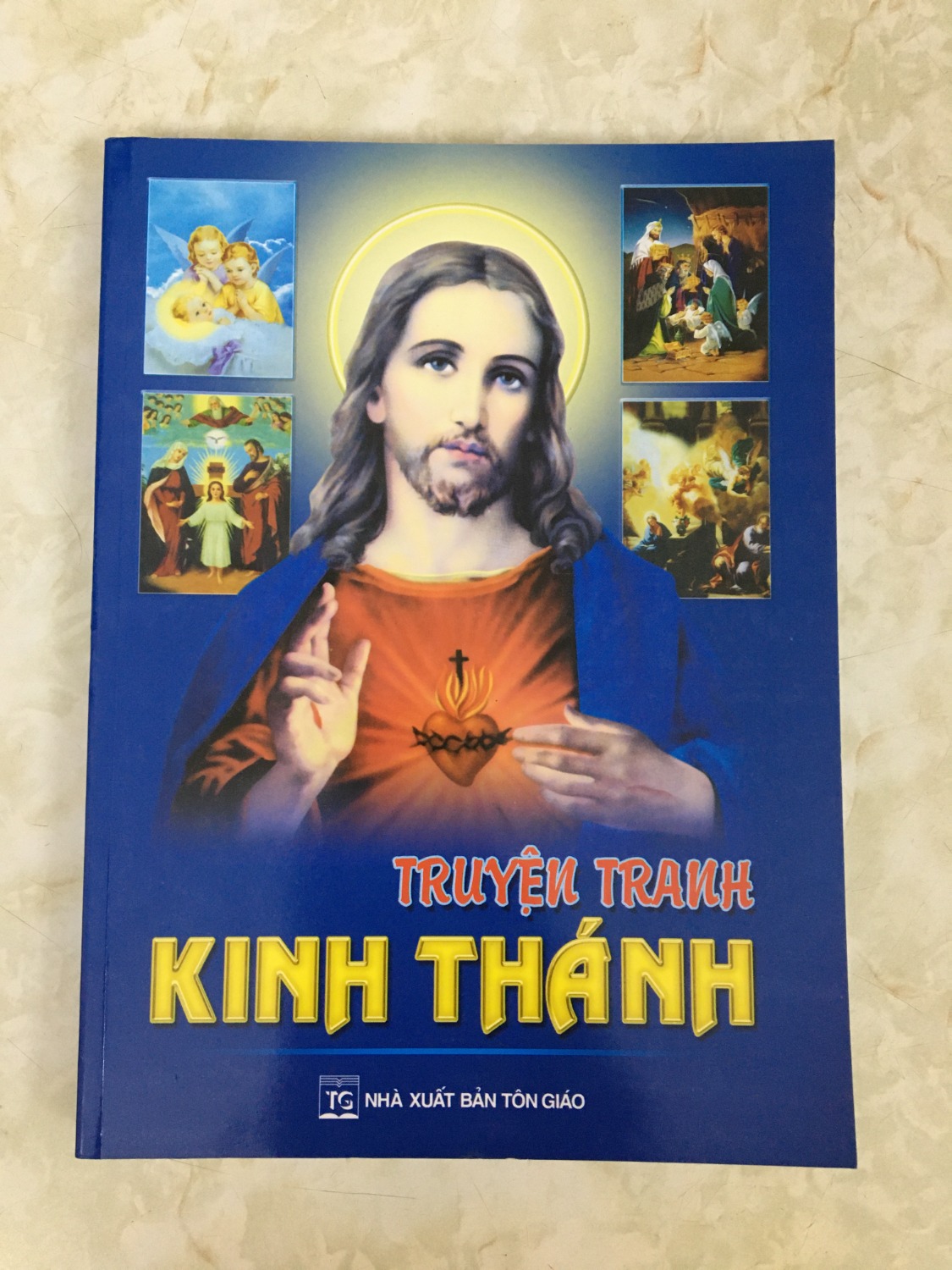 Sách dày dặn, màu sắc tươi sáng, chứa nhiều bài học về Kinh Thánh được thể hiện sinh động, dễ tiếp cận cho trẻ nhỏ.