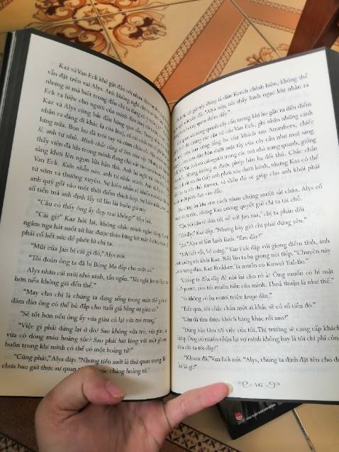 Một trong những bộ sách hay nhất mình từng đọc. Mình chưa đọc bộ Bóng tối và xương trắng, nhưng Six of Crows thật sự để lại trong mình quá nhiều cảm xúc. Từ nhân vật, lời thoại, hình ảnh đến thế giới giả tưởng. Chỉ mong sẽ có nhiều bạn biết đến bộ sách này.