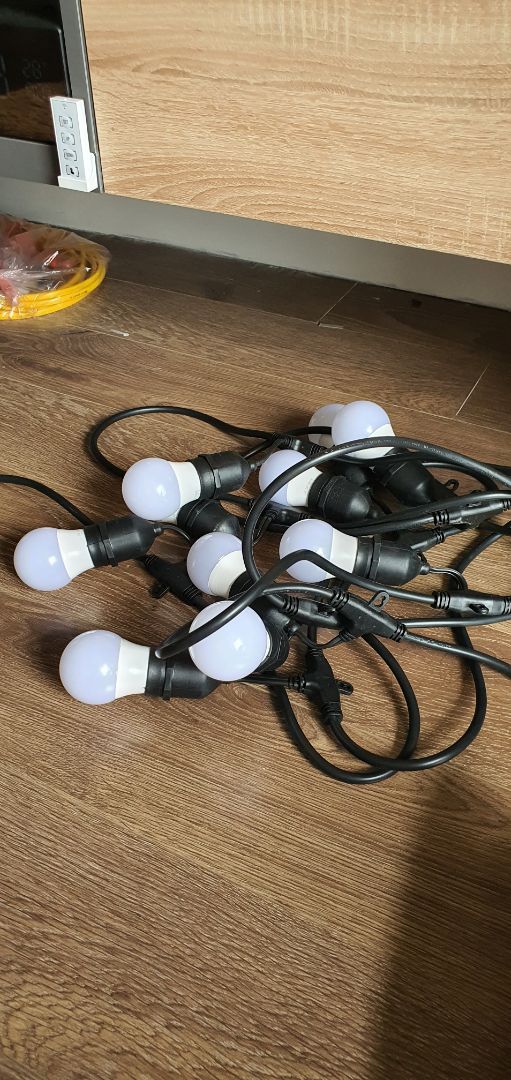 Dây đèn chắc chắn, đầy đủ bóng đèn, không nghĩ sản phẩm là có giá rẻ như vậy. 
Hiệu quả chống nước chờ thử nghiệm mới đánh giá được.