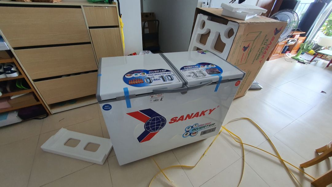 không có tiền mua tủ lạnh to. nên mua tủ đông xài cho đỡ tốn tiền đổi tủ lạnh. chưa xài thử. nhưng thấy cũng êm. có bánh xe. ổn áp