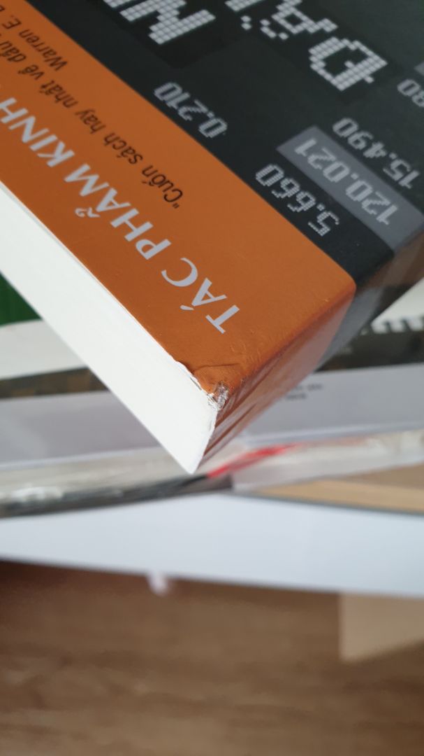 Sách khá cũ và KHÔNG có tặng kèm như quảng cáo. Hộp đóng gói bao gồm 4 quyển khác đều được bọc khá cẩn thận trừ cuốn này, nên không phải lỗi do đóng gói, vận chuyển. Lỗi sách thì không phải lỗi quá lớn, nhưng nếu không kiểm tra cẩn thận trước khi gửi đi và không giữ đúng cam kết với những gì mình nói sớm muộn sẽ không bán được hàng nữa
