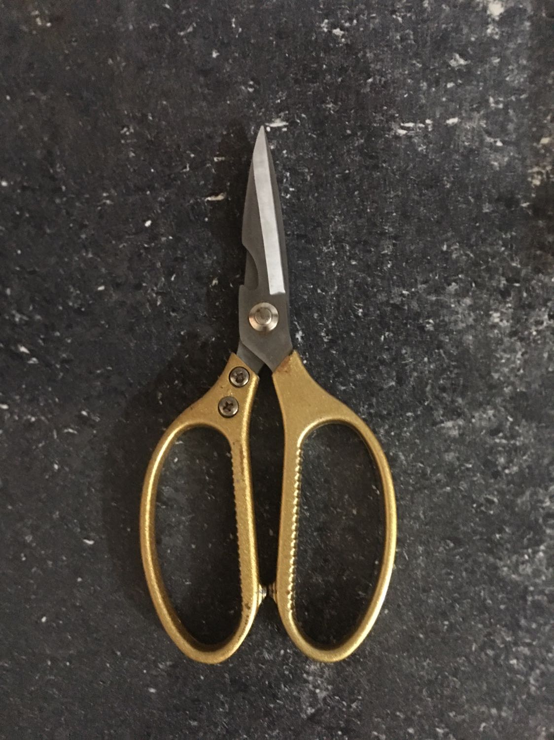 Rất tốt , căt cây cành to được, cắt thịt cá vẫn ok