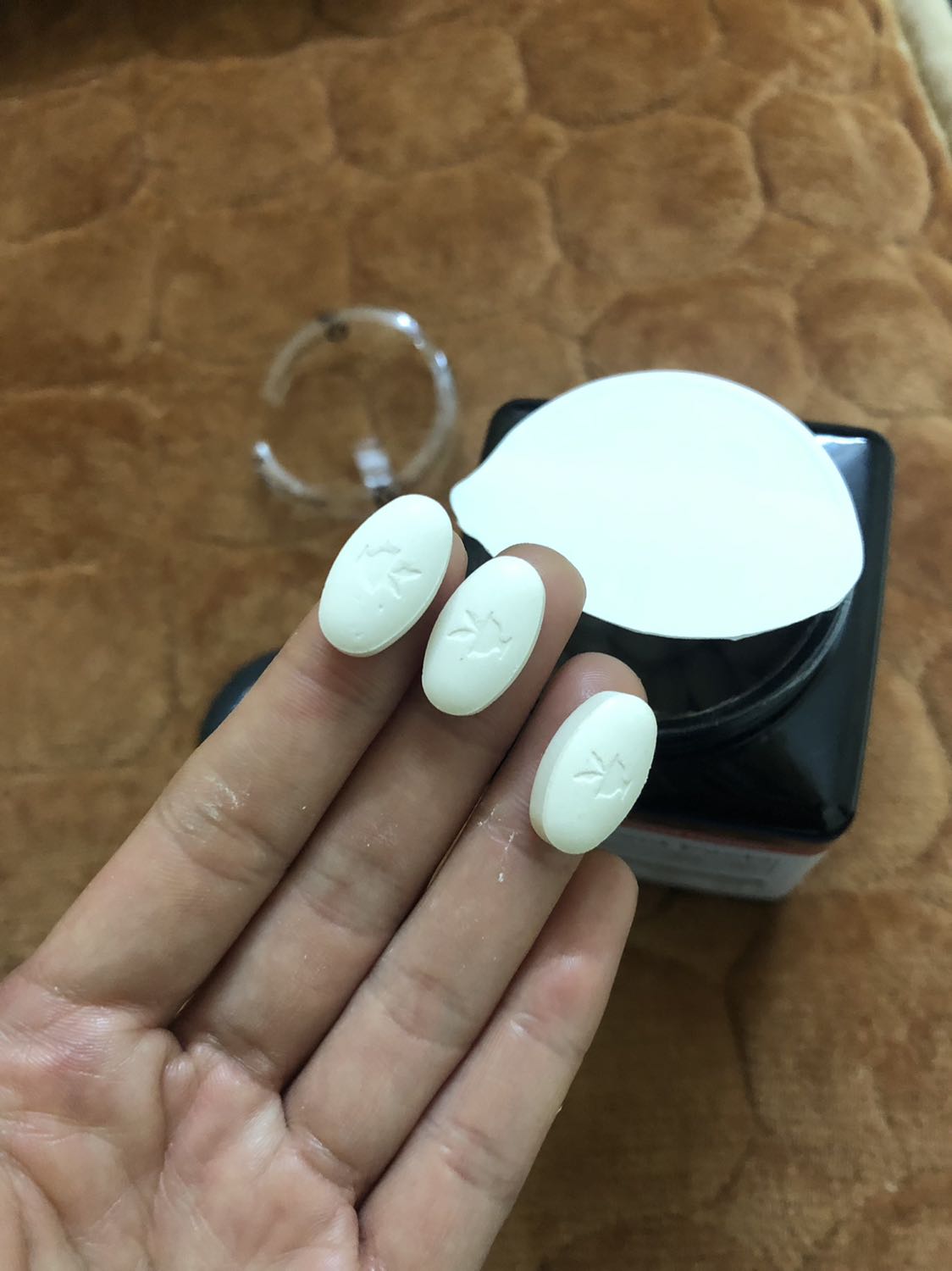 Giao hàng nhanh, shop đóng gói cẩn thận với thiệp cảm ơn chân thành.
Về thuốc viên khá to, hơi mùi, hy vọng uống có kết quả tốt