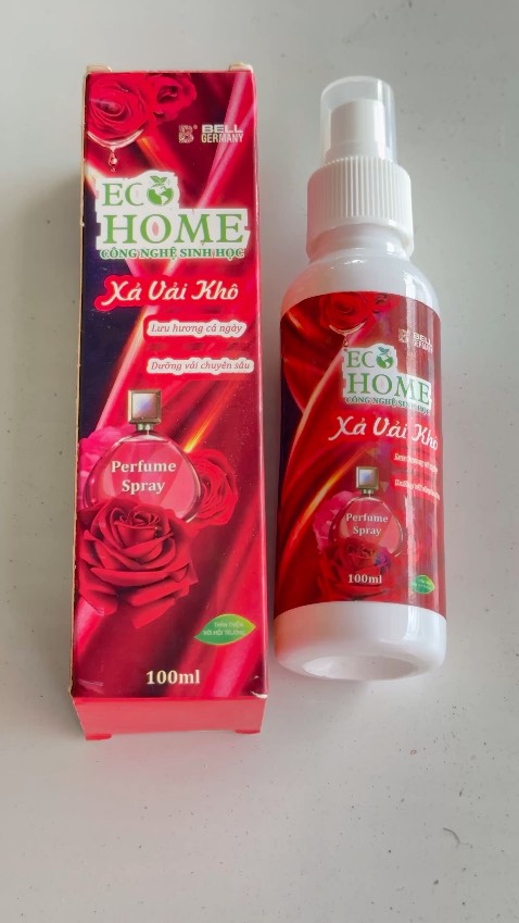 Mình mua lại lần 2 rồi vẫn thích màu đỏ nha. Hương quyến rũ nhẹ nhàng như nước hoa. Giá mềm mà sử dụng lâu. Mình nhác xả vải nên xịt cái này đi làm mỗi ngày. Xịt 1 ít thôi là dc