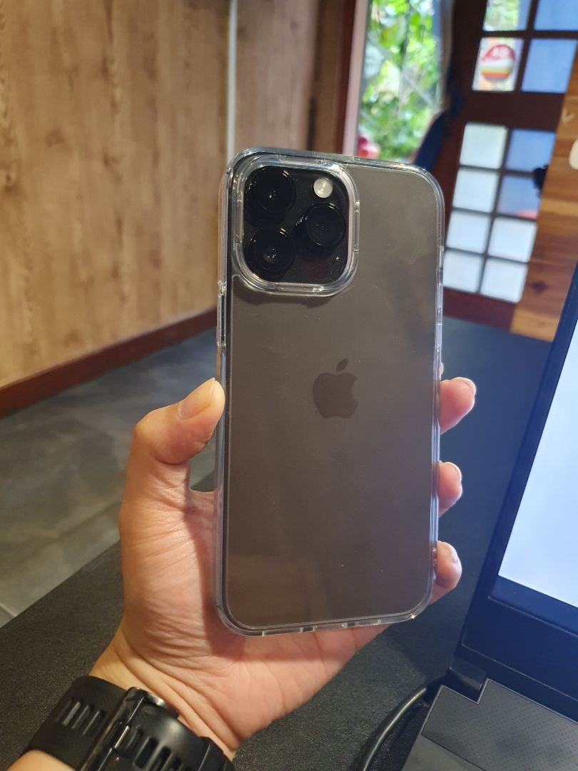 Ốp hơi cứng, trước khi xài nên bóp cho nó mềm ra bớt, nếu ko khả năng cao viền thép iphone 14 của bạn sẽ bị xước. Tạm ổn trong giá tiền, ko phù hợp để tháo ra tháo vào nhiều. Nếu gắn thì nên để luôn.