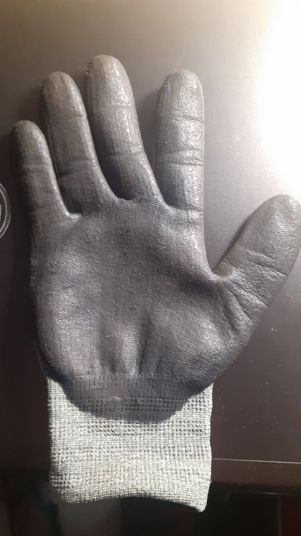 size M, độ co giãn ngang tốt nên vừa với bàn tay, ôm sát cổ tay, ngón tay, nhưng không vừa chiều dài ngón tay. Đã dùng nhiều đôi trước đây rồi, như đôi màu xanh lá, bị giãn thun cổ tay sau một thời gian dài dùng và giặt nhiều lần. Đôi xám kia còn mới nên chưa bị giãn. Cảm giác cầm nắm tốt lắm. Hơi nứt da tí đỉnh ở góc ngón cái và ngón trỏ.