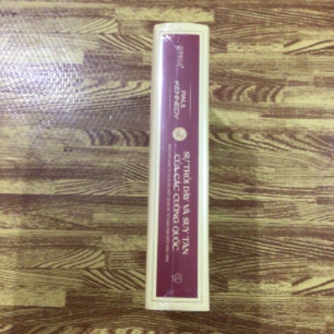 Mua siêu sale 3/3 giảm 59% chỉ còn 230k,quá ngon ạ. Cuốn này ít khi giảm sâu,nếu giảm 45-50% mình cũng hốt lâu r,ai dè đợi mãi lại đc dịp 59%. Nếu k đặt kịp thì mình thấy vẫn kịp mức giá cao hơn liền kề khi đấy là 259k,vẫn ngon. Sách mới,giao nhanh,tuy vậy có vẻ 3/3 nhiều đơn nên đóng hàng ẩu quá,móp nhẹ cạnh bìa đôi chỗ,chấp nhận đc