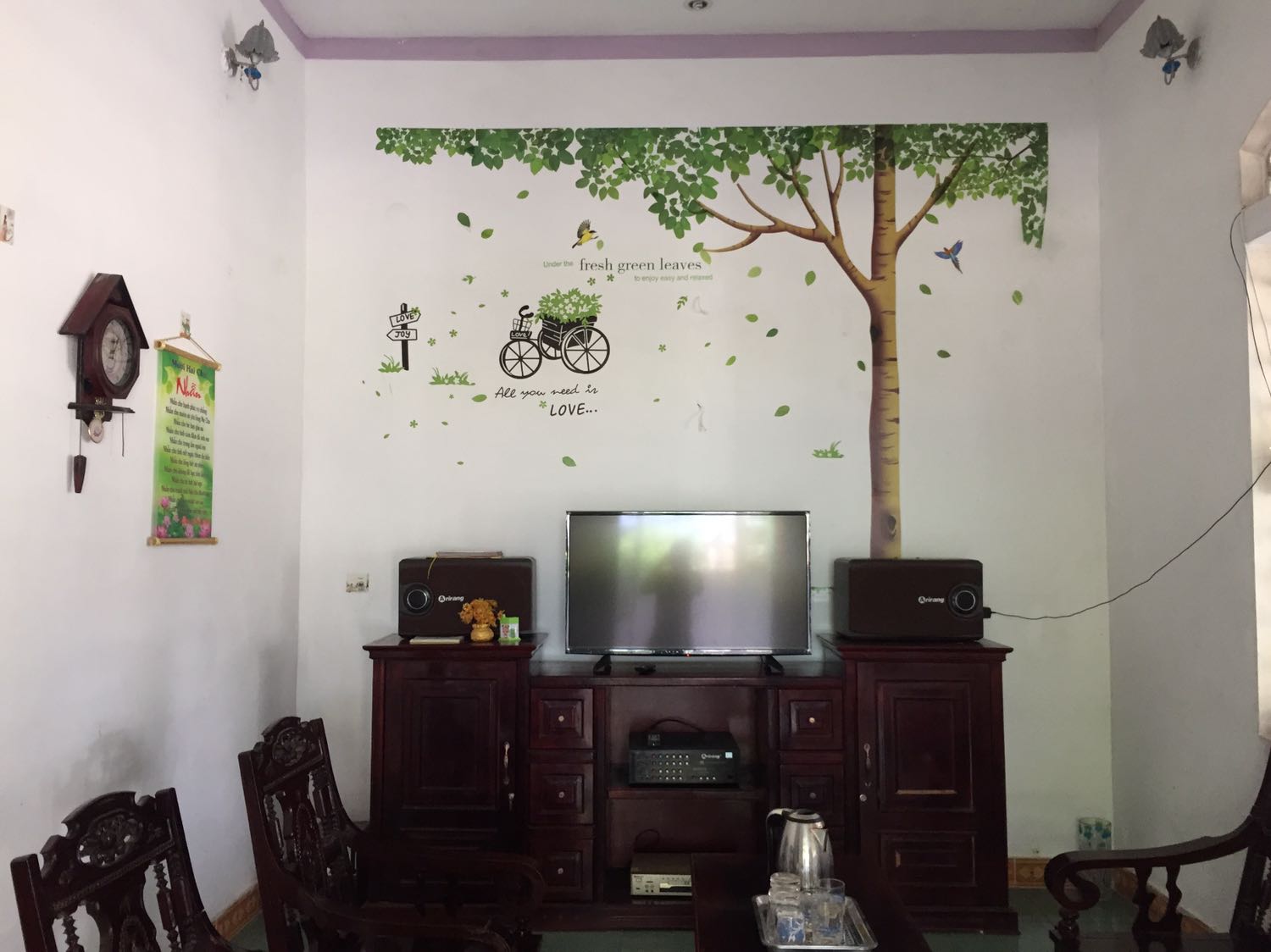 Dán tường hợp với không gian rộng phòng khách, dán trên tường ko biết giữ đc lâu ko nhưng thấy hài lòng