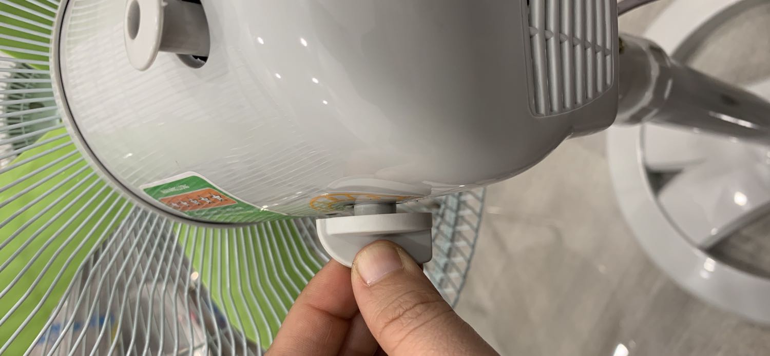 Mở ra thùng bên trong lẫn ngoài đều bụi. (Tạm chấp nhận)
Mở ra thấy óng thân quạt sét dơ chui ko ra( tạm chấp nhận) vì bên ngoài. 
Tới ráp cái cổ nghe lua khua thì nghĩ ko bít bị gì thôi cứ ráp roi tính. Ráp xong bật quạt thì thấy cái nút bị lỏng chuẩn bị rớt. 
Một tháng đặt hơn 40 đơn mà tiki coi thường khách vậy sao. Thà ko bán chứ bán ba cái đồ ôn này mất thời gian cả hai bên.