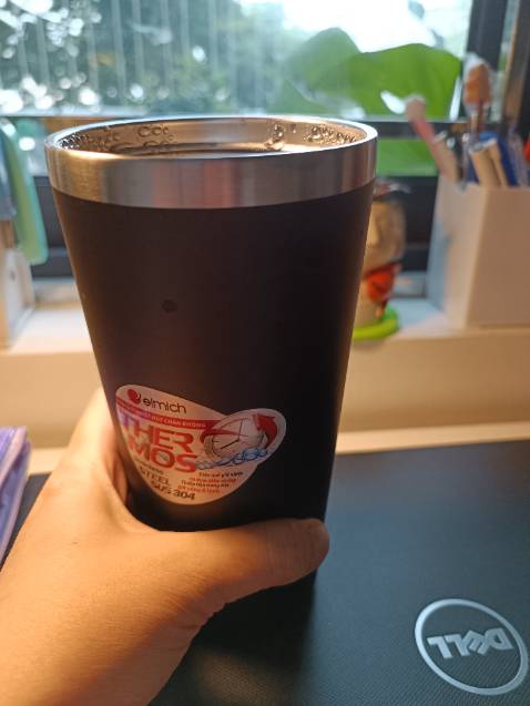 Thôi cho shop 100 sao luôn vì cốc gì mà giữ nhiệt kinh thế. Mình pha trà bằng nc sôi cách đây cả tiếng rồi, mở nắp cho nguội đỡ mà đến giờ còn chưa uống đc ngụm trà nào vì vẫn bỏng hết cả lưỡi. Chắc phải rót ra cốc thường cho nguội vậy. :)) Xịn xò lắm mọi người ạ.