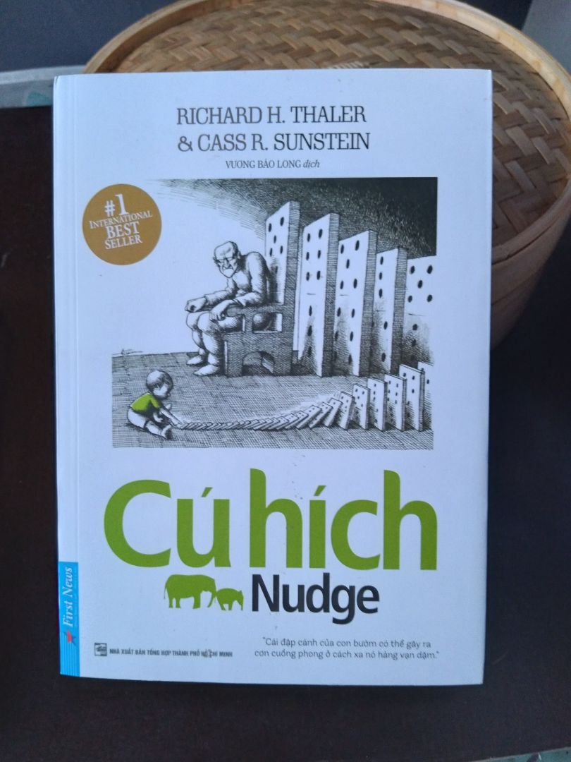 một tác phẩm kinh tế học đáng lưu tâm. kinh tế học đơn giản là sự lựa chọn. và cần đưa ra lựa chọn tối ưu. cách quyển sách đưa ra cho người đọc thay vì đi tìm hiểu suy nghĩ người khác thù hãy thiết kế các môi trường để giúo họ