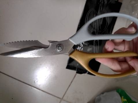 Kéo giả, nhái, lỏng lẻo không dùng được.
Gửi trả hàng TIKI thì không được, không biết tại sao.