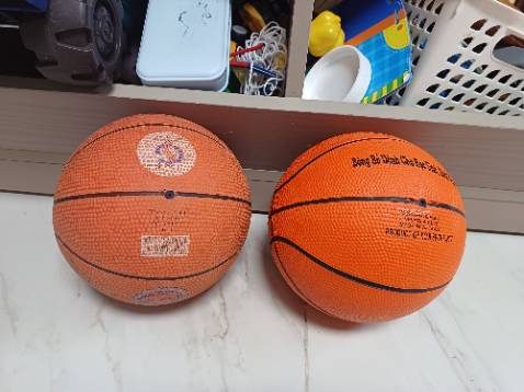 Khó chơi lắm. Bóng đá banh nhựa/nylon còn tạm. Chứ bóng rổ mà chất liệu này thì không ưa. Nghe với cầm khó chịu lắm.