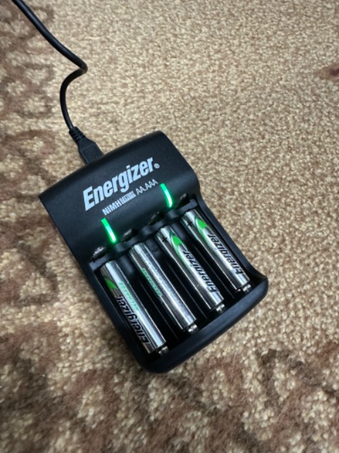 Sản phẩm sạc được cho cả pin AA lẫn pin AAA của Energizer. Mỗi lần phải sạc số viên chẵn. Nhìn chung là sạc ổn định đúng như quảng cáo. Chỉ có cái bất tiện là đèn chỉ báo là đang sạc chứ không báo pin đã đầy chưa. Ngoài ra cũng không có chế độ tự ngắt điện khi đầy. Cho nên mỗi lần sạc phải căn giờ thủ công rất bất tiện.