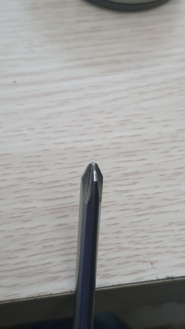 Cầm chắc vặn dính, chặt, tuy nhiên ngay lúc đầu vặn đã bị bong lớp ngoài, hi vọng chỉ bị vậy.