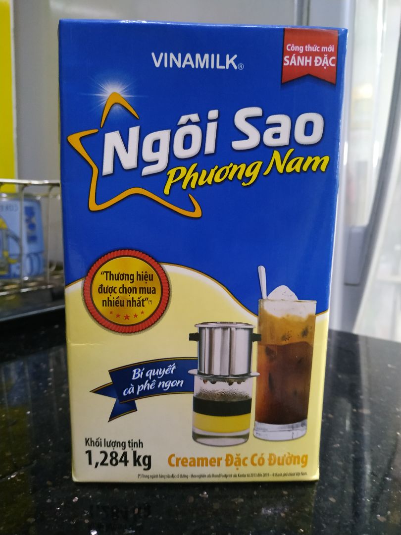 Trc mình ko biết màu xanh dương vs xanh lá khác nhau chỗ nào, mua về thử thì mới biết :)))) Màu xanh dương có vẻ có mùi vani thơm hơn, hợp để làm bánh. Còn mình uống cà phê cho sữa này vào cũng đc nhưng mùi hơi ngộ :)))) Nó cứ lạ lắm 🤣🤣 bên giao hàng giao nhanh mà bọc hàng cẩn thận lắm, vì giao chung với 1 quyển sách nữa, nói chung hoàn toàn hài lòng. 5 sao nhaaaa.