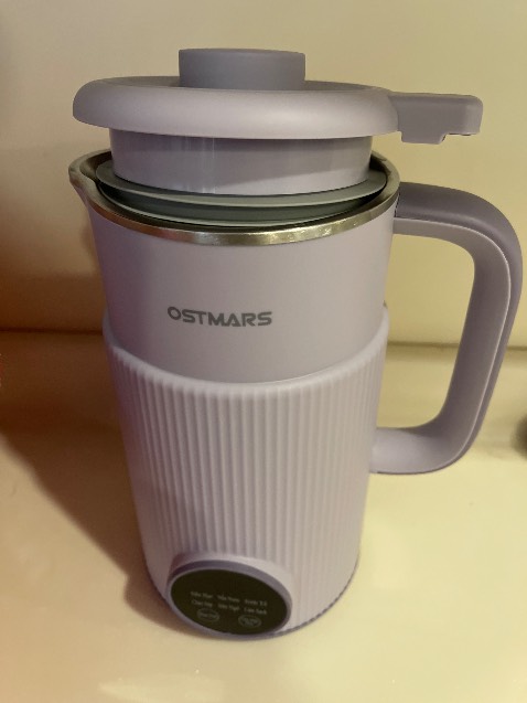 May dễ sử dụng, nút bấm nhạy,  có công thức nấu sữa hạt. Máy xay ra nhuyễn  mịn, ít ồn hơn so với mái 1 L.