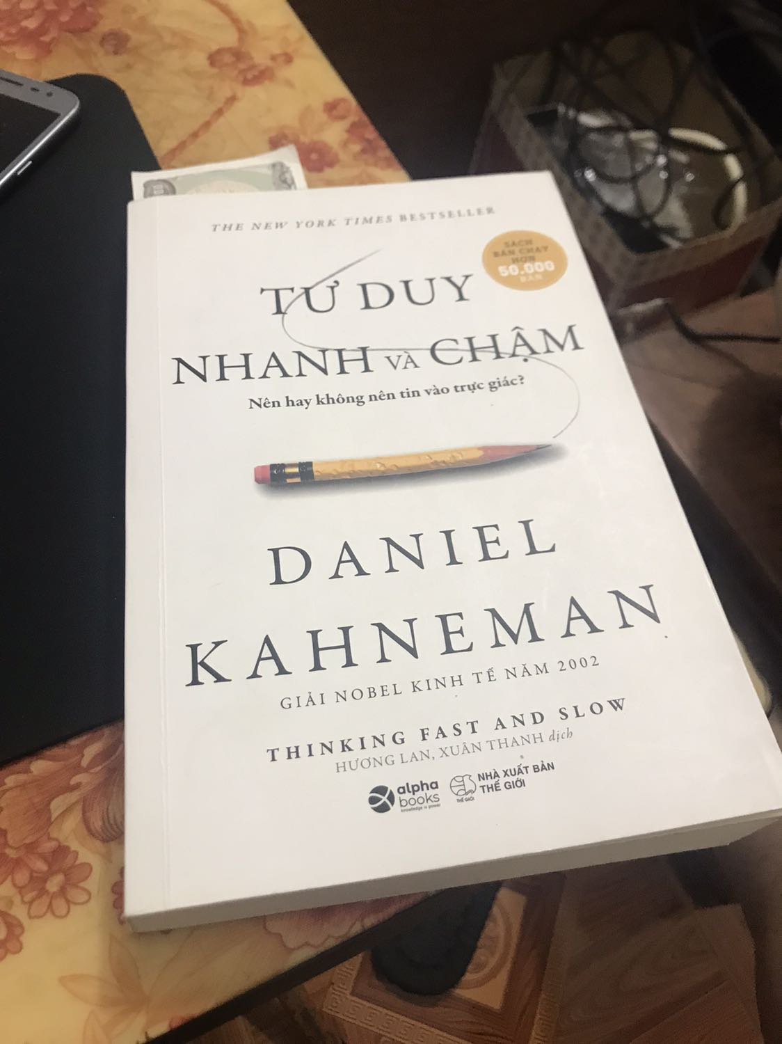 Sách về tay còn nguyên vẹn ko móp méo cong vênh gì cả. Form sách cứng, chắc, bền. Dùng đc 1 thời gian rồi vẫn chưa xuống cấp