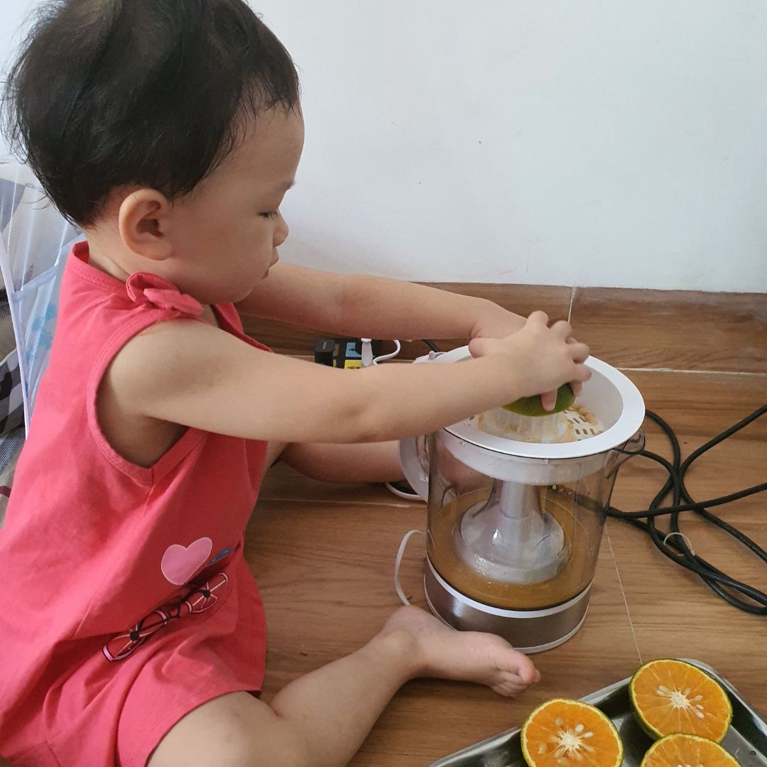 máy có đế chống trượt nên cần 1 tay có thể vắt cam đc, bé nhà m cũng thích vắt phụ lắm. nhưng k đáng kể. khoang máy rộng rãi, khay lọc rộng sâu hạt không bị bắn ra ngoài, lưới lọc điều chỉnh cực kì hợp lí, phải tội nhà ít ng mà mua máy dung tích to quá lúc rửa hơi lười. Nhựa ca chứa có đôi chỗ chưa đc sắc sảo nhưng k đáng kể. Nên mua dung tích này với gia đình 5,6 người.