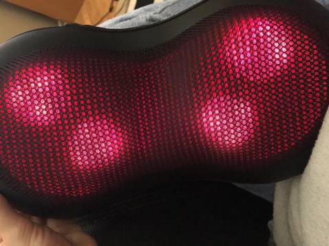 Máy sử dụng rất ok, tiết kiệm sức khi massage sau lưng, chỉ cần đặt sau ghế rồi ngồi tự lên là đỡ mỏi hẳn. Gối thì nhỏ gọn rất là nhẹ, giá cả dễ chịu. Cường độ mát xa vừa phải đủ với mình. Ngoài cường độ, máy có khoảng cái đèn hồng ngoại massage nhiệt tốt lắm. Nhìn chung, sản phẩm này khá oke. Dịch vụ Tiki tuyệt vời. Mình định mua một chiếc khác cho bố. Hi vọng sản phẩm tới cũng sẽ tốt như cái này.