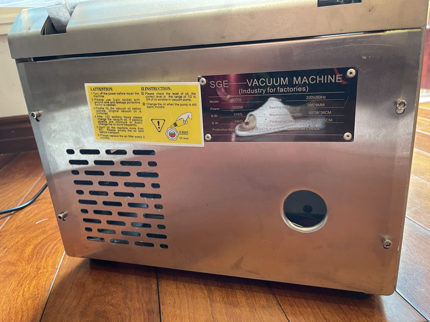 Không có hướng dẫn bằng tiếng việt. Tôi chưa biết sử dụng, nhất là việc tháo dỡ để đổ dầu vào máy. 
Tôi cần sự trợ giúp cyar các bạn bên kỹ thuật.