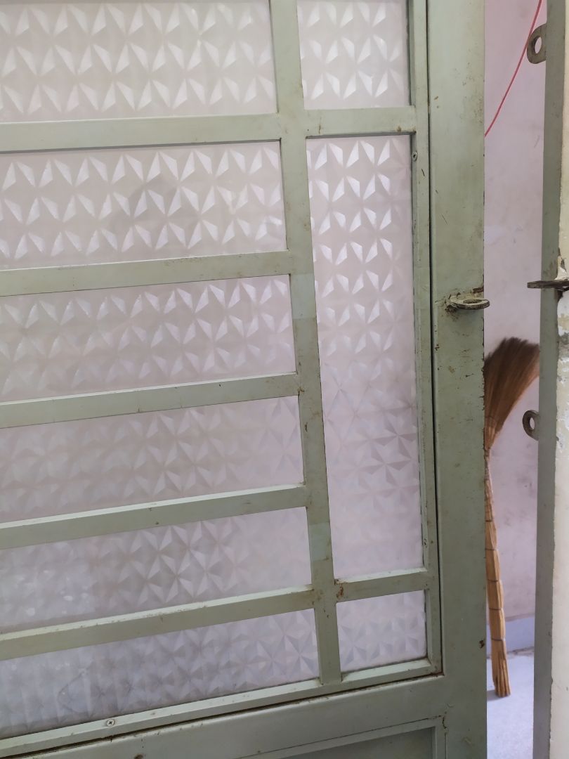 Shop gói hàng rất kỹ và cẩn thận, 2 đầu được bọc kín.
Mình đã tham khảo nhiều loại mà loại này đúng ý mình luôn. Che mờ, che tầm nhìn rất tốt, đảm bảo kín đáo riêng tư cho phòng nhưng vẫn hấp thu được ánh sáng ban ngày cho phòng đỡ tối. Mình sợ ko kín đáo thì sẽ dán cả mặt trong mặt ngoài, nhưng dán 1 mặt xong thấy đủ rồi 😂 Dán lên nhìn phòng trọ của mình sáng *** hơn hẳn.
Giấy dán chất lượng, giá cả cũng phải chăng. Mô tả sản phẩm là 1m2*3m nhưng mình thấy khổ giấy thực tế 2 chiều đều dư, chắc để tránh hao hụt khi dán đó mọi người.
Ai không chuyên nên xem youtube hướng dẫn trước khi dán nha.