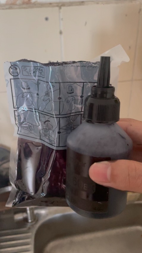 Hàng giao bị mực đổ, nhắn tin đổi hàng mà không thấy bất kỳ hồi âm. Đề nghị Tiki nên bảo vệ người tiêu dùng. Lúc mới nhận, thì hộp đen đã bị đổ ra hết 1/3 hủ! Quá xá bất mãn