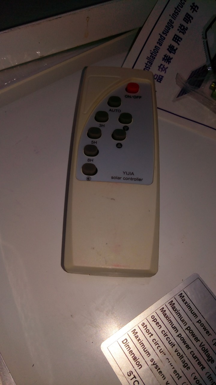 Sản phẩm đèn vỏ bằng nhựa nhưng làm tương tự như sắt, lên ảnh giống như để tòa nhiệt nhưng không phải, chỉ là giả hình sắt. Đèn tỏa nhiệt cao nhưng lại làm khung đèn và vỏ  bằng nhựa.  Khung nhôm bảng Solar quảng cáo: 15W/6V + 420 x 370 x 18mm (hứng ánh sáng mặt trời) giao hàng bảng nhỏ xíu 10W + 350 x 235 x 17.17mm không như quảng cáo. Remote cũ kỹ, siêu trầy như hàng đã xài rồi hoặc đã đổi trả nhiều lần. Tôi cũng đặt 1 số đèn mặt trời tương tự đổi trả nhiều lần do cố tìm loại chất lượng, nhưng lần này mới thấy làm bằng nhựa và đổi trả do sai quảng cáo và cũ kỹ.