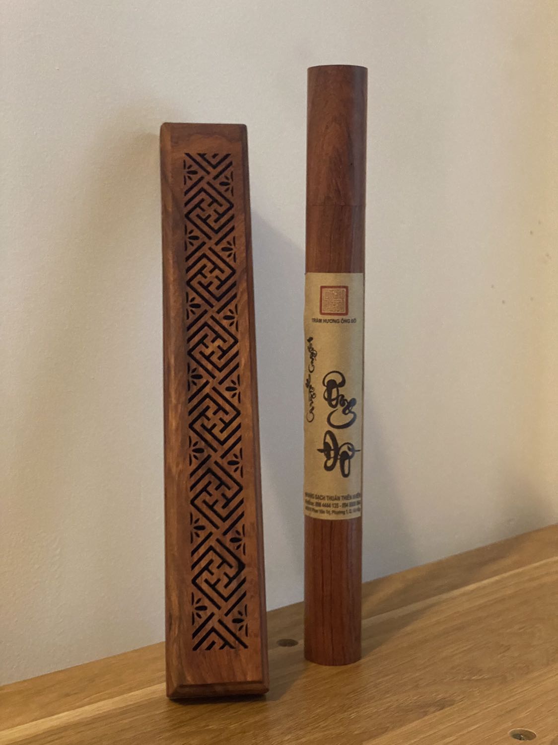 Nhang thơm cực kì
Không bị tắt giữa chừng
Để trong phòng máy lạnh rất thơm mà còn lưu hương lâu nữa.
Shop đựng trong hộp gỗ rất sang trọng.
Sản phẩm nên mua