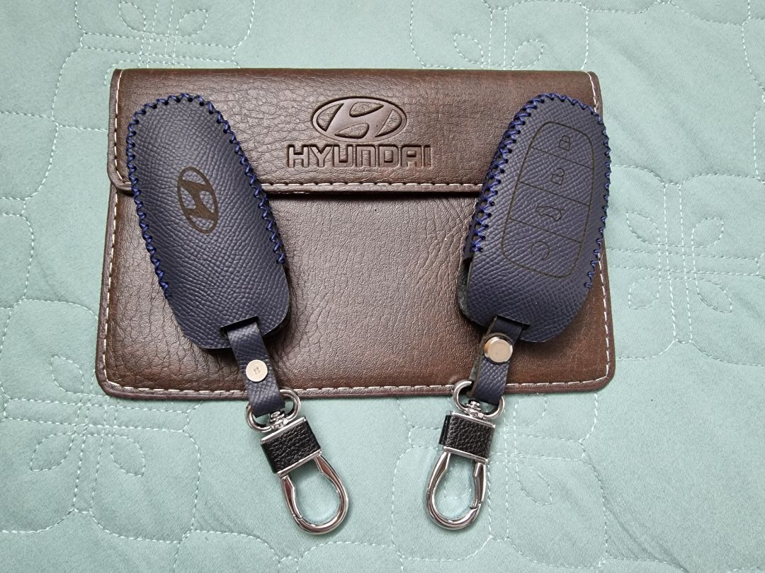 Ốp móc khóa bằng da bò được làm thủ công khá đẹp và dễ thương, giao hàng nhanh nữa. 5 sao cho chủ shop. Hy vọng viền mép không bị sút sờn chỉ, được lâu bền cùng thời gian. 😁