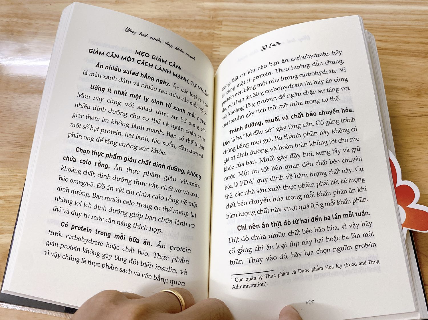 Sách có nội dung ngắn gọn, súc tích, các nguyên vật liệu và công thức dễ làm, 100 món sinh tố xanh tha hồ lựa chọn loại nào mình thích nhất để thực hành và "nhai" sinh tố.