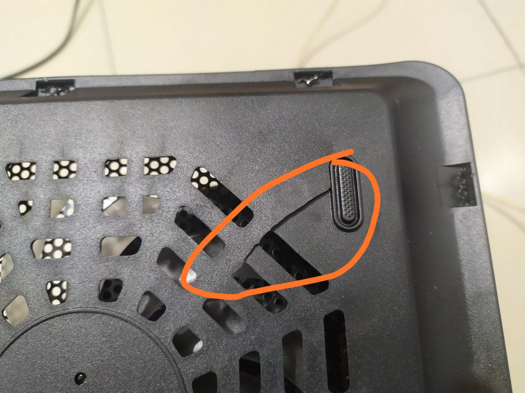 Bộ tản giao không đúng màu sắc khi mua. Giao hàng đã bị vỡ, lớp lưới bị móp chạm vào cánh quạt không thể sử dụng được. hàng không thể chấp nhận được.